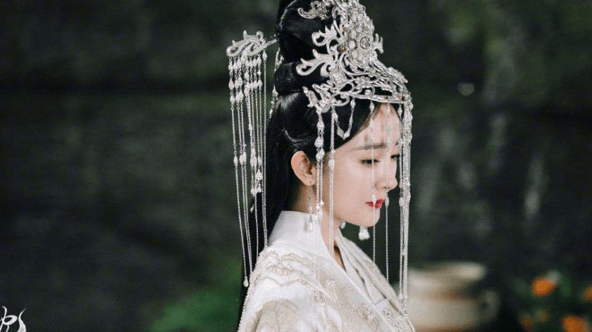 杨紫|女星穿白色嫁衣，杨幂盛世美颜，张钧甯清冷，而杨紫靠眼神“完胜”