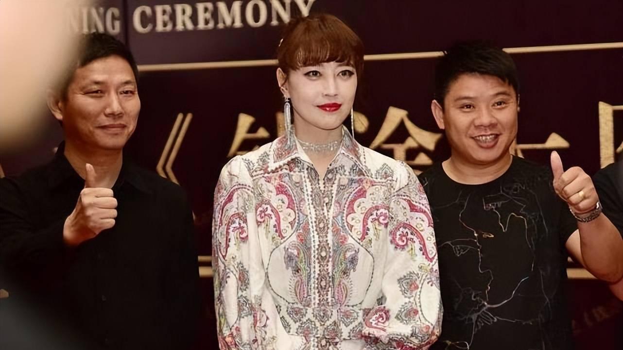 穿衣搭配 周海媚扮嫩违和感太重，印花长裙搭配齐刘海？丝毫不减龄！