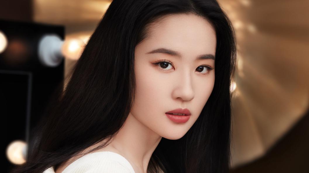 十位被占便宜的当红女星，杨幂被当众扯下衣服，刘亦菲最有话语权