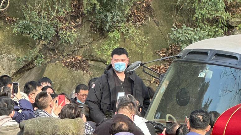 姚明|姚明一家亮相成都，逛都江堰回头率太高，叶莉很苗条