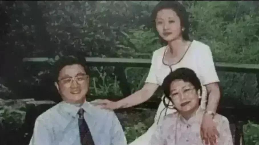 90年代，黄菊与家人拍了一张全家福，妻子温柔和善，女儿时尚大方