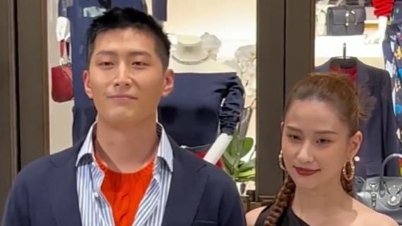 窦骁|窦骁爆婚讯后首与何超莲同框，打扮被吐槽像莽村李宏伟