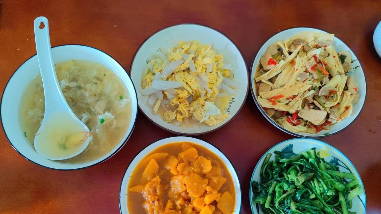 南瓜|儿子要去上大学了，老妈下厨做5个菜饯行，网友笑了：不愧是亲妈