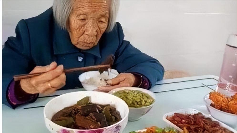 俗话说“少吃一顿饭，饿着才有益健康”，少吃点究竟能不能长寿？