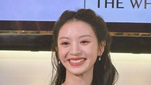 田曦薇线下活动生图，穿吊带裙身材饱满很有料，简直是甜妹天花板