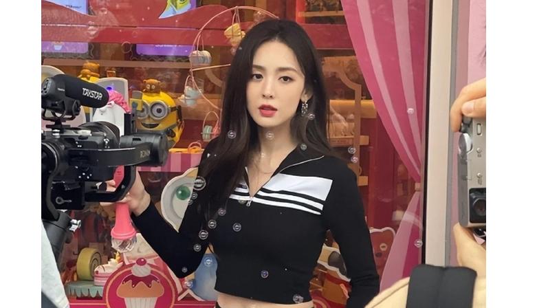 古力娜扎|古力娜扎辣妹造型引热议，被吐槽“擦边不好看”，公共场所不合适