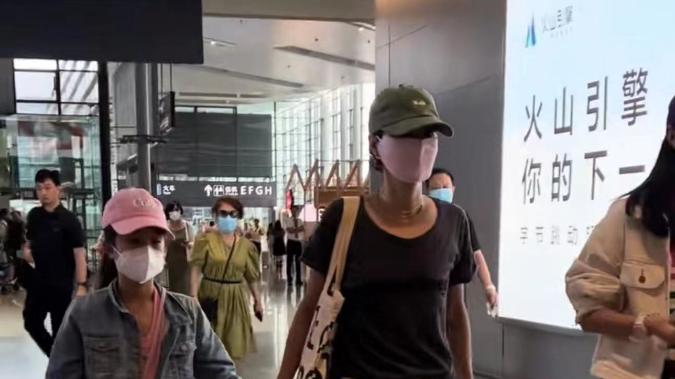 马伊琍一家5口罕露面，文君竹高颜值长腿吸睛，文章近况却显落寞