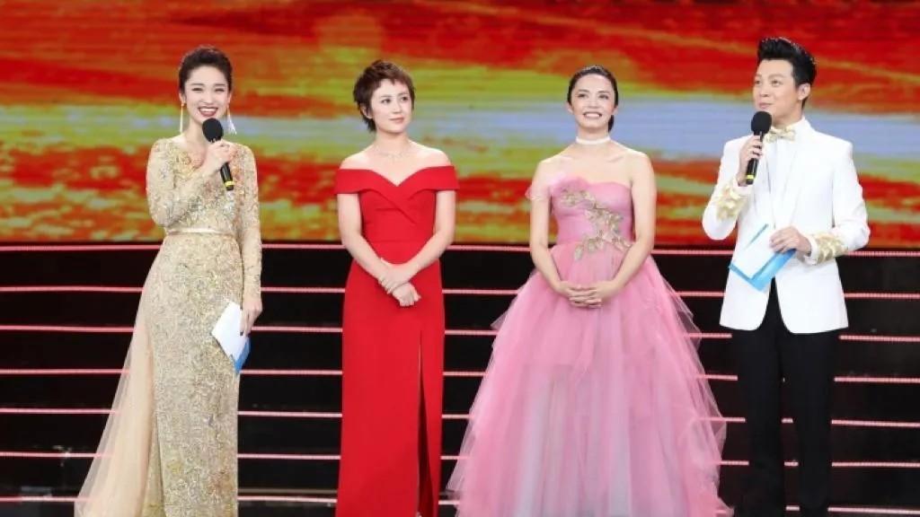 姚晨|姚晨造型翻车！穿少女粉薄纱裙俗气又显壮，与马丽同框输得太彻底