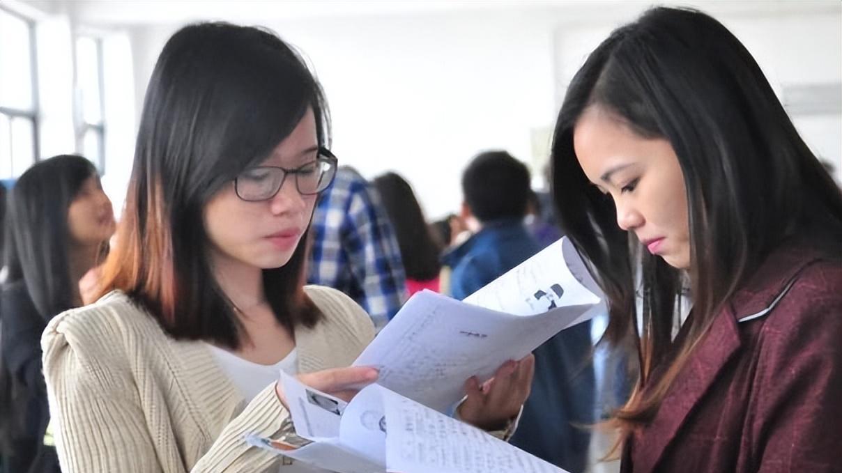 杨幂|应届生应聘助理岗位，期望薪资过高被HR怒怼，网友直言话糙理不糙