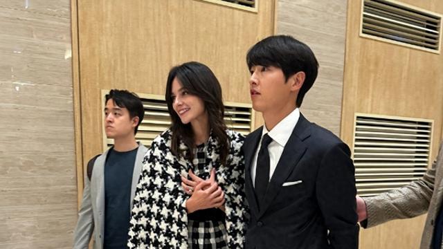 宋仲基当爸后首次亮相，直言进军国际市场失败，与妻子同框太养眼