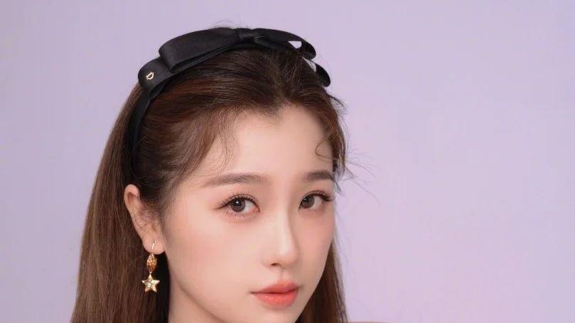 虞书欣生图曝光！H型身材有肚腩，腿又短又粗，被嘲撞脸金美娜