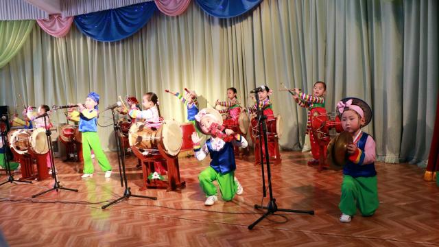 朝鲜|朝鲜美女能歌善舞，朝鲜小孩表演夸张？
