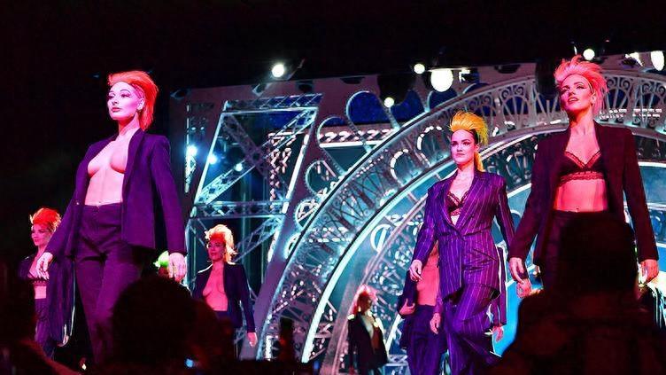 Lisa结束疯马秀归来机场照曝光，韩国偶像为何频频进军欧美圈？