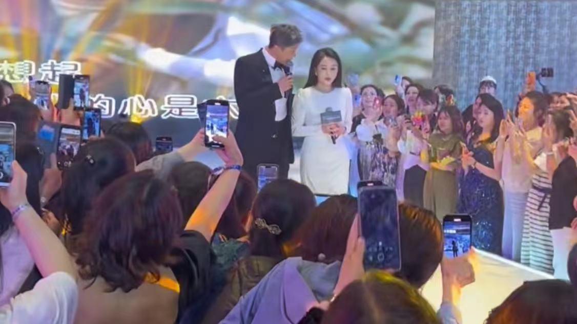 毛宁|53岁毛宁西安商演捞金，台上主动牵手紧搂美女富婆，头发花白身材壮硕