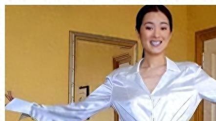 巩俐带儿子罕见现身! 手握鉴定报告喊话张艺谋, 泪流满面跪求认祖归宗