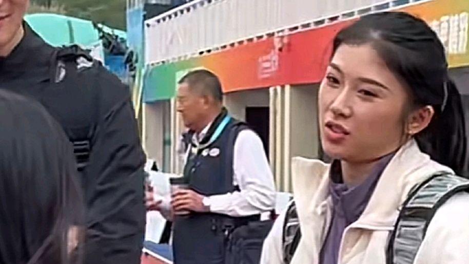 巨星待遇！吴艳妮在学青会被追着合照，跟大帅哥交谈时卖萌撒娇