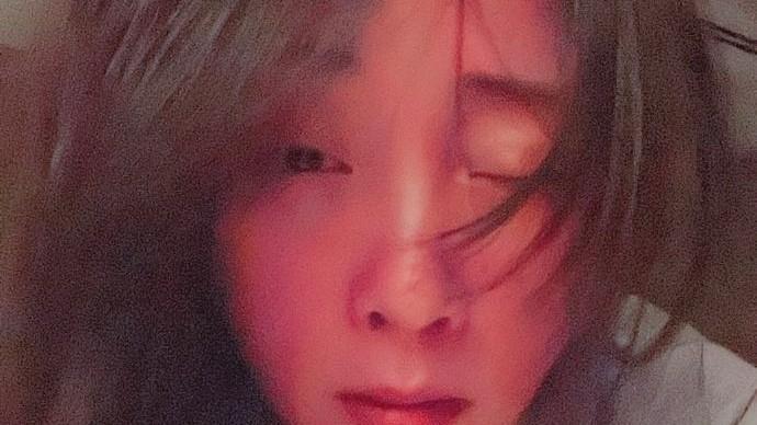 殷桃|43岁殷桃疑深夜喝醉，脸色红润放飞自我，头发凌乱眼神迷离！