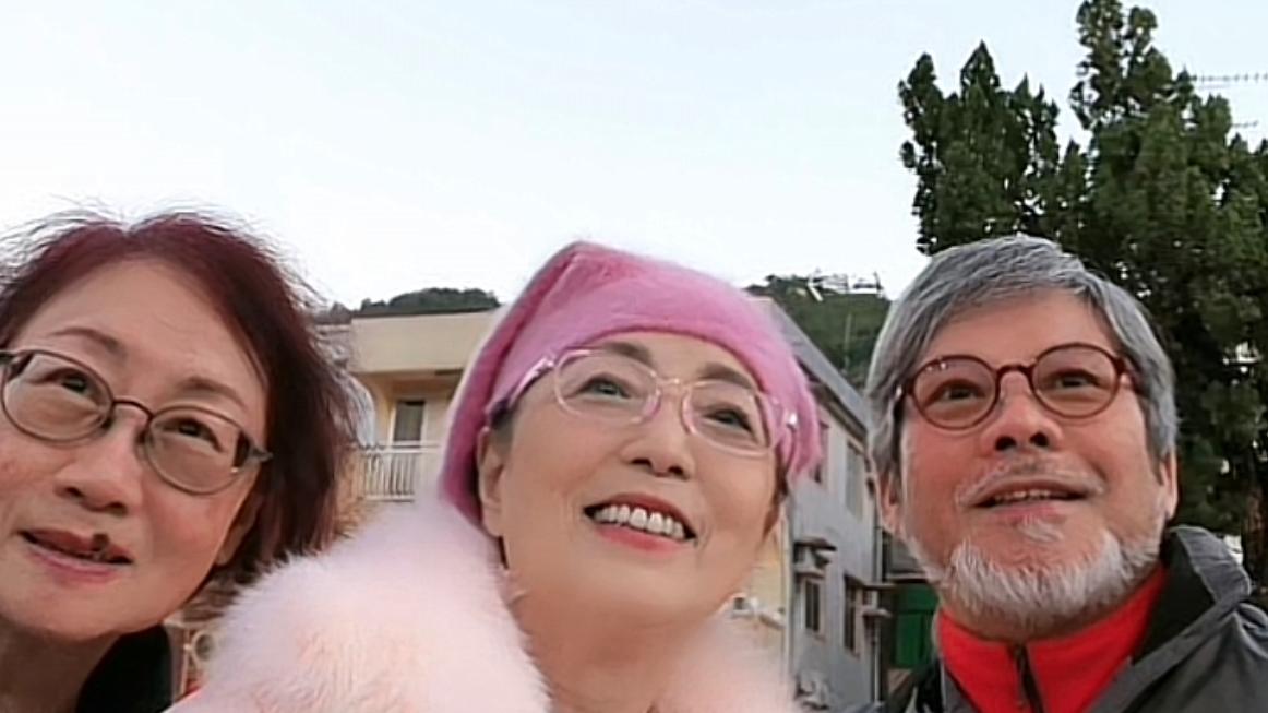 王鹤棣|接地气！石榴姐苑琼丹直播香港艺人吃盆菜宴，背后房子低矮似农村