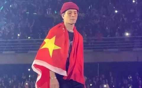 满江红|这谁能不爱啊！王嘉尔伦敦演唱会怒怼外媒，热血发言维护中国