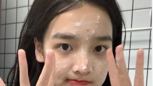 王思聪|王思聪女友小肉安素颜照曝光，额头上痘痘抢镜，样貌清纯像高中生