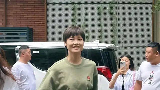 李宇春现身成都街头，皮肤白皙如雪，高高瘦瘦清爽又年轻