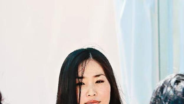 张艺谋和女儿偶遇巩俐，两位女神大方拥抱关系缓和，巩俐满眼宠溺