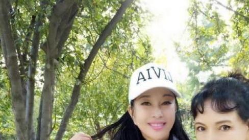 刘晓庆|刘晓庆和同父异母妹妹同框，她穿一身黑优雅有型，小5岁妹妹比明星姐姐还时髦