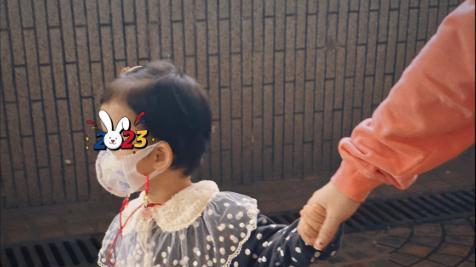 林峰|林峰女儿首次用刀叉吃西餐，张馨月怒怼粉丝，只因被批穿着太土