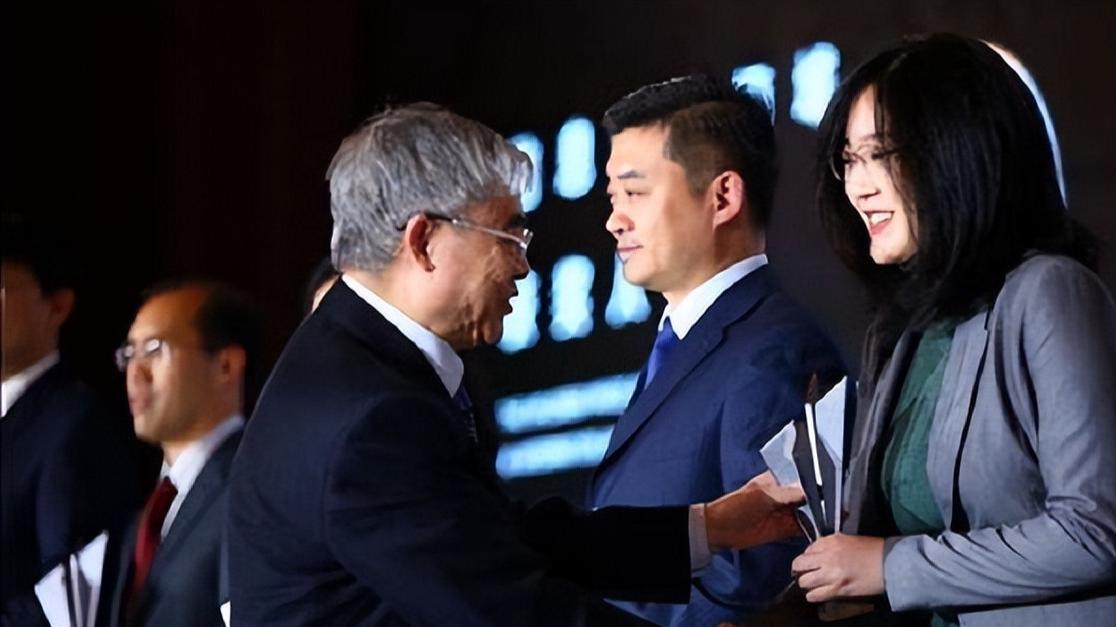 芯片|我国“芯片奇才”黄芊芊：荣获全球大奖，不出国依旧可以成功！