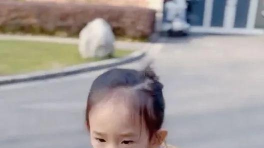 陈小春|陈小春一家四口亲子骑行，小儿子装扮再次引争议