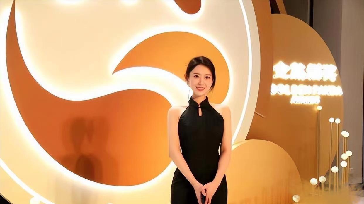 张镇麟前女友穿旗袍！皮肤白嫩，身材火辣很惹眼，家世显赫不一般