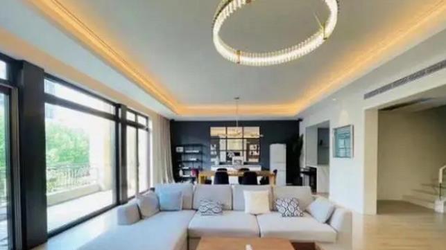 蔡少芬|蔡少芬回香港80平小屋里蜗居，她究竟图什么