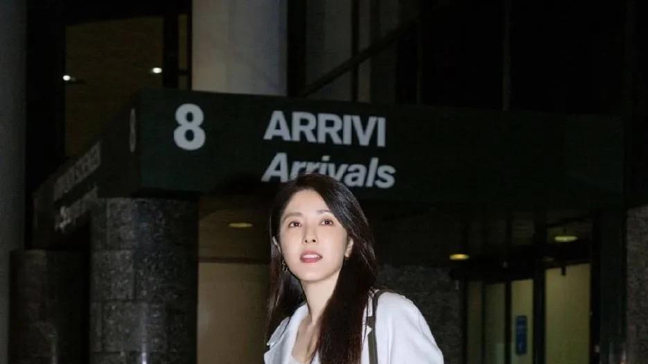 曾黎|46岁曾黎戴钻戒疑似恋情曝光，周迅和陈坤将在西藏完婚，真真假假