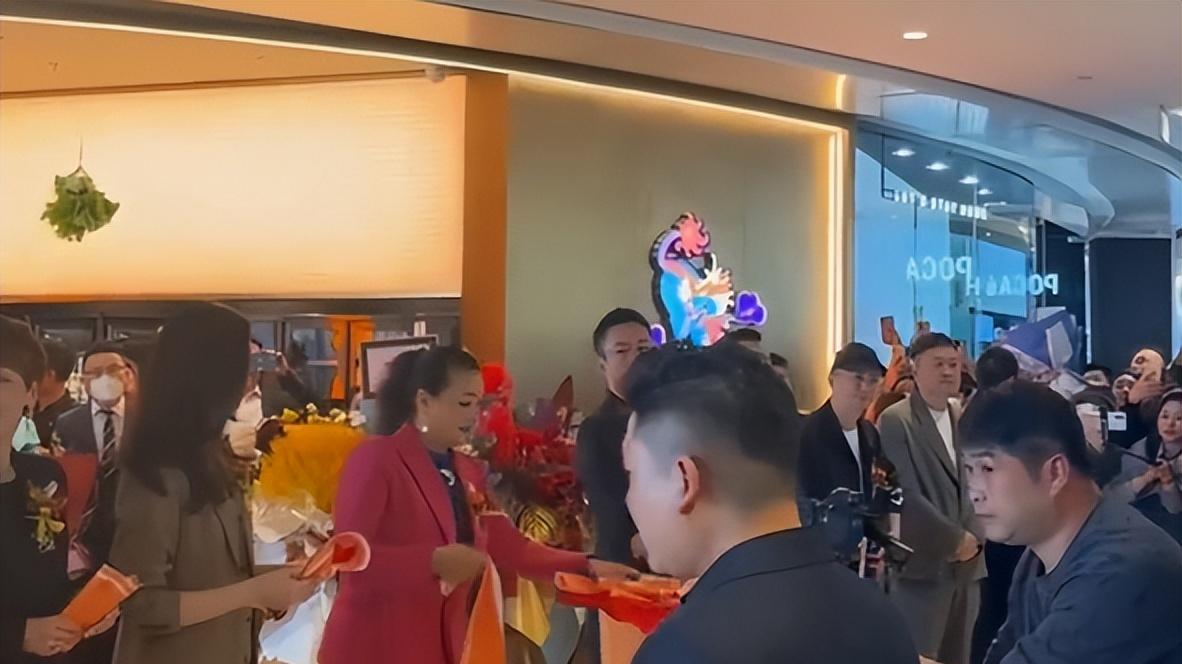 大S|大S别看！汪小菲新店开业引围观，张兰化身社牛疯狂打鼓献才艺！