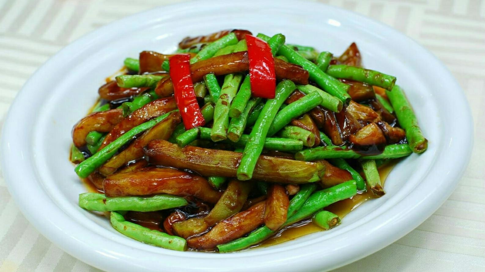 茄子|豆角炒茄子这样做，鲜嫩味美不油腻，家人都爱吃