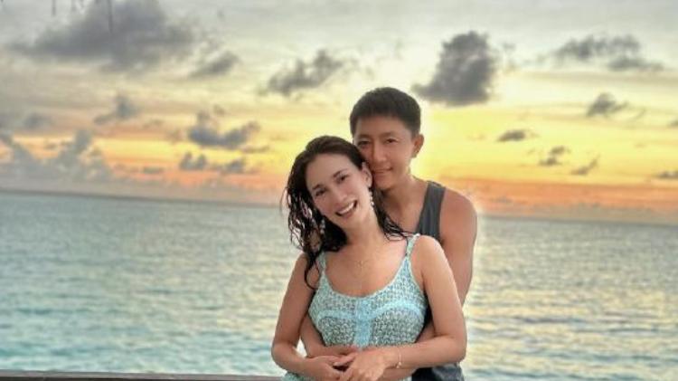 卢靖姗晒出马尔代夫度假照，写道“当我们可以同时工作和休假时总是很棒！”