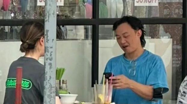 |陈奕迅与助理现身苍蝇馆，打扮低调无明星架子，坐路边吃饭不怕热