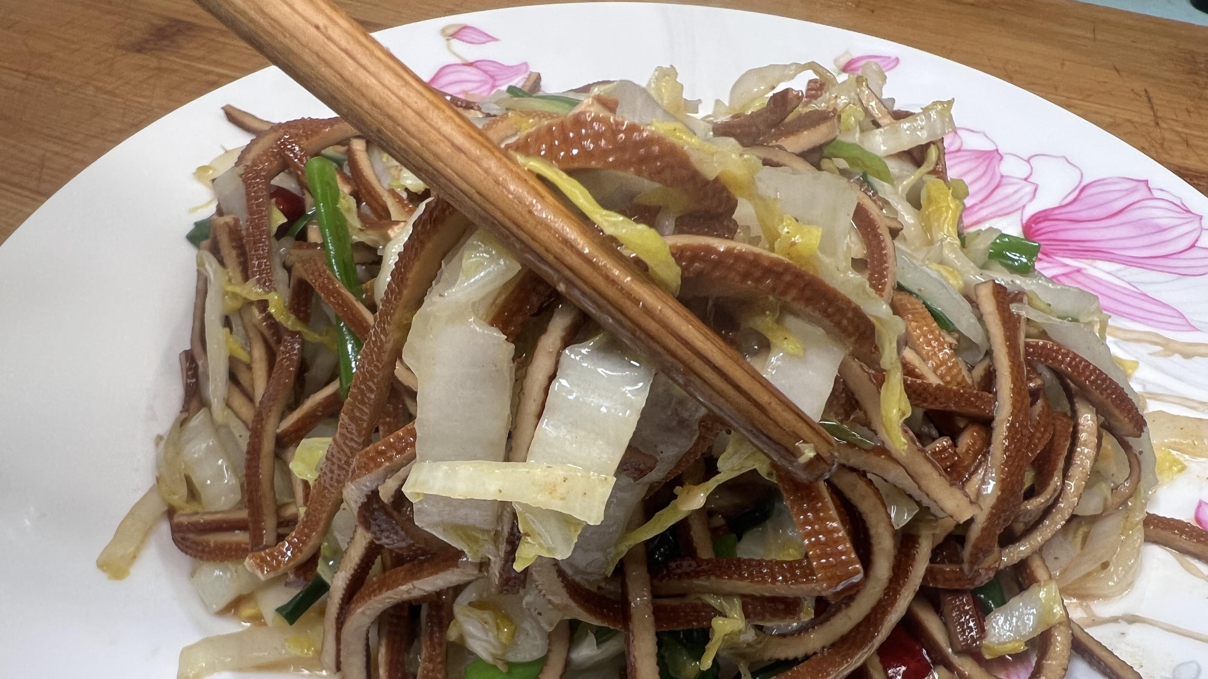 |半颗娃娃菜，一把酱豆腐丝，简单炒一炒，咸香可口，2分钟能上桌