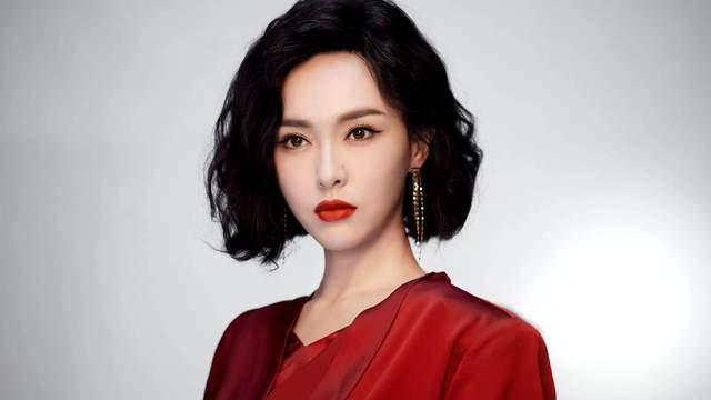 唐嫣 唐嫣cos狂飙大嫂被嘲！穿红衬衣女人味十足，但气场却被高叶比下去