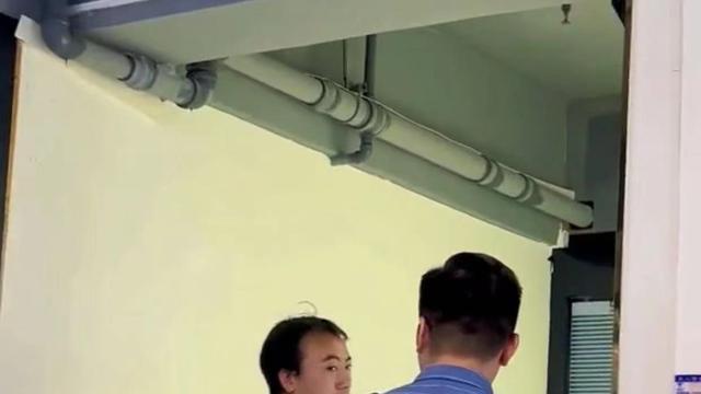 女子办公室吹凉气，老板外出谈客户，出门时动作亮了：被养的感觉