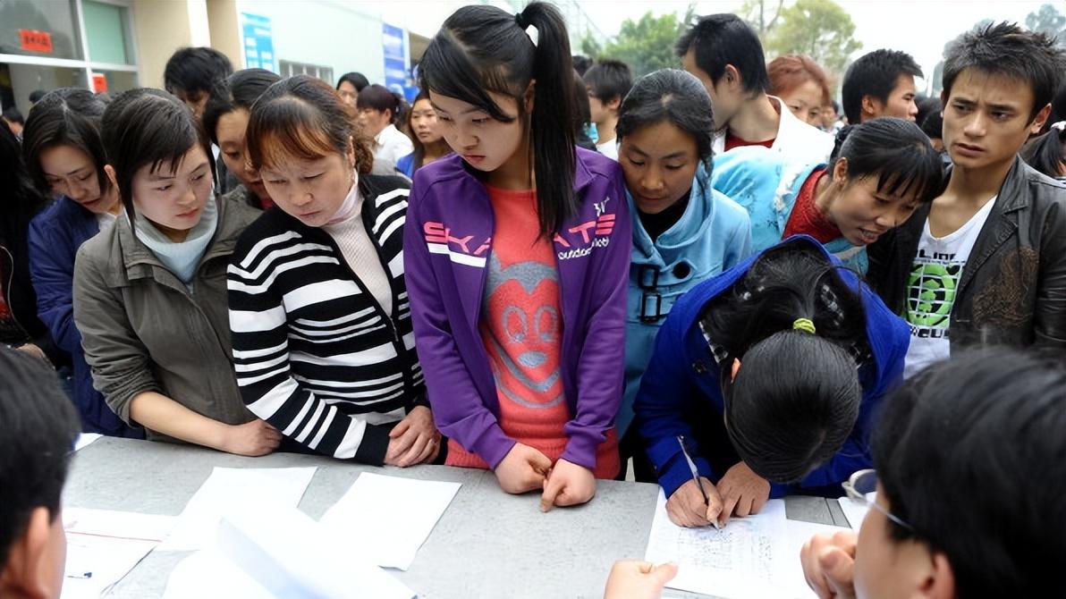 广东工厂高薪招新人，同时又踢走老员工！网友：老板脑子不太正常