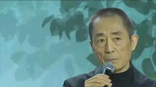 卑微！看懂张艺谋的低头敬酒，才懂得原来明星的无奈无心酸