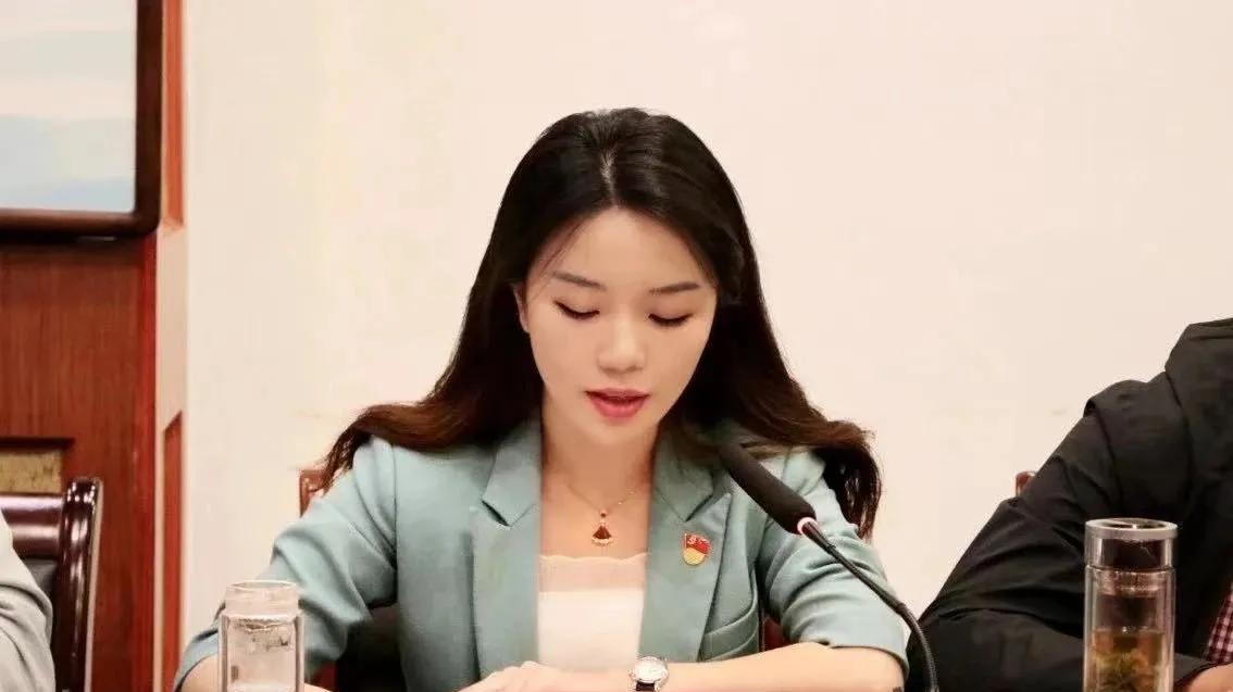 |戴璐工作照曝光英姿飒爽超有女领导风范，是百变女郎没错了