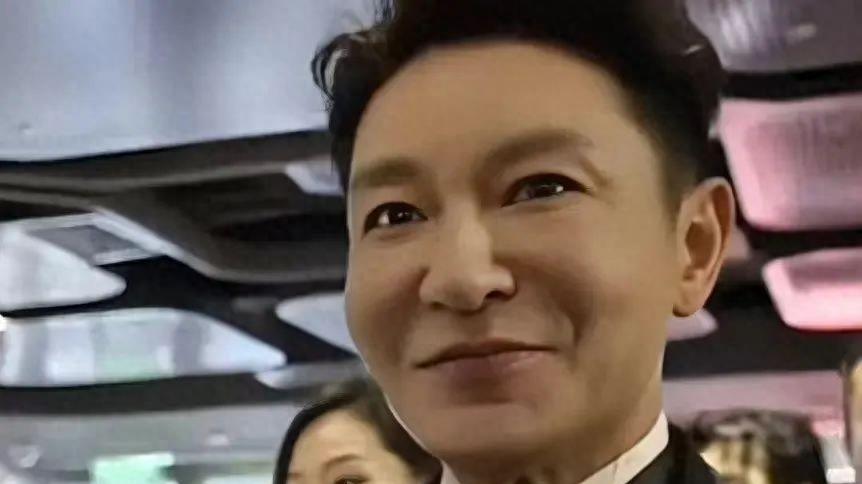 当46岁李宗翰和47岁陈龙同框，我才明白科技脸与自然脸的区别