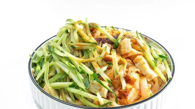 凉皮|不是开玩笑：以后凉皮里但凡出现一根黄瓜丝，罚款5000元！