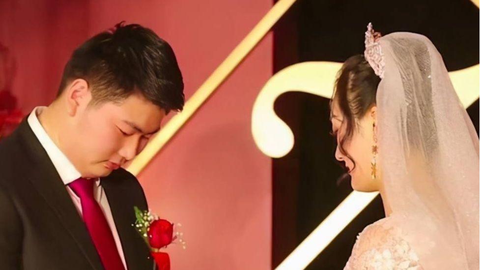 三轮车|朱小伟开三轮车上班，穿工作服气场十足，网传花2万当上保安队长