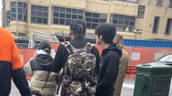 谢霆锋带大儿子澳洲度假，16岁Lucas驼背明显，脖子前倾仪态差