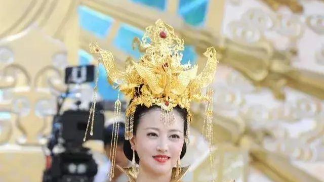 吕良伟发文怀念前妻周海媚：为深情付出，曾是彼此的唯一！