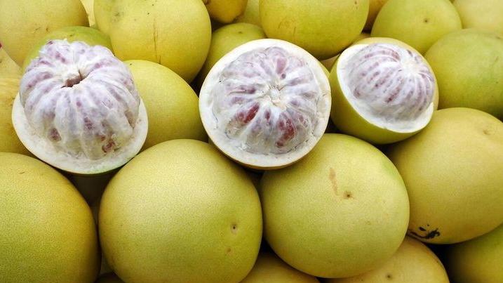 |买柚子时，挑尖的还是圆的？记住这4点，柚子皮薄肉多，汁水足