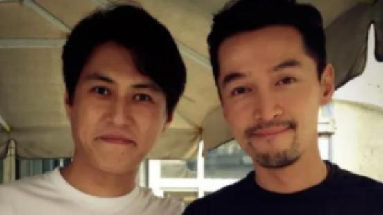 靳东到胡歌开的餐厅用餐，靳东说：我刷脸免费！服务员：你是谁？